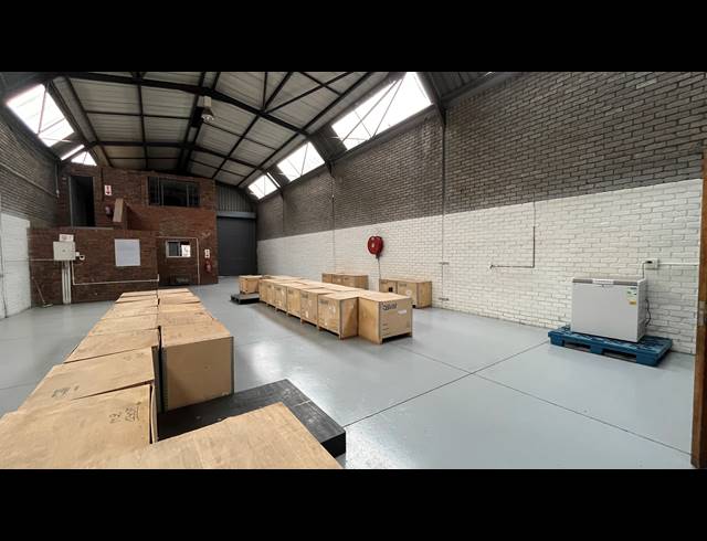 550M² WAREHOUSE TO LET IN SPARTAN
